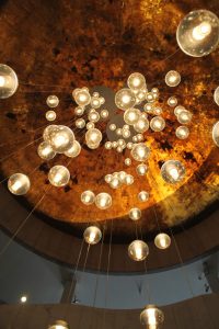 Photo Golden shiny spherical chandelier, modern light luxury hall